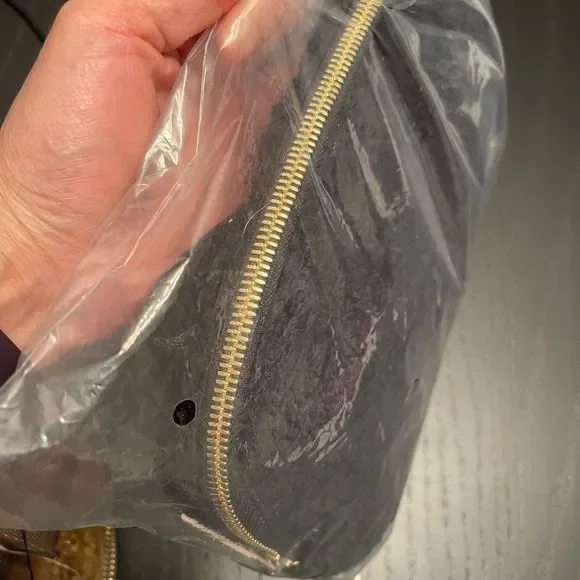 NEW Lululemon Everywhere Belt Bag Black Fleece 1L - Picture 12 of 16